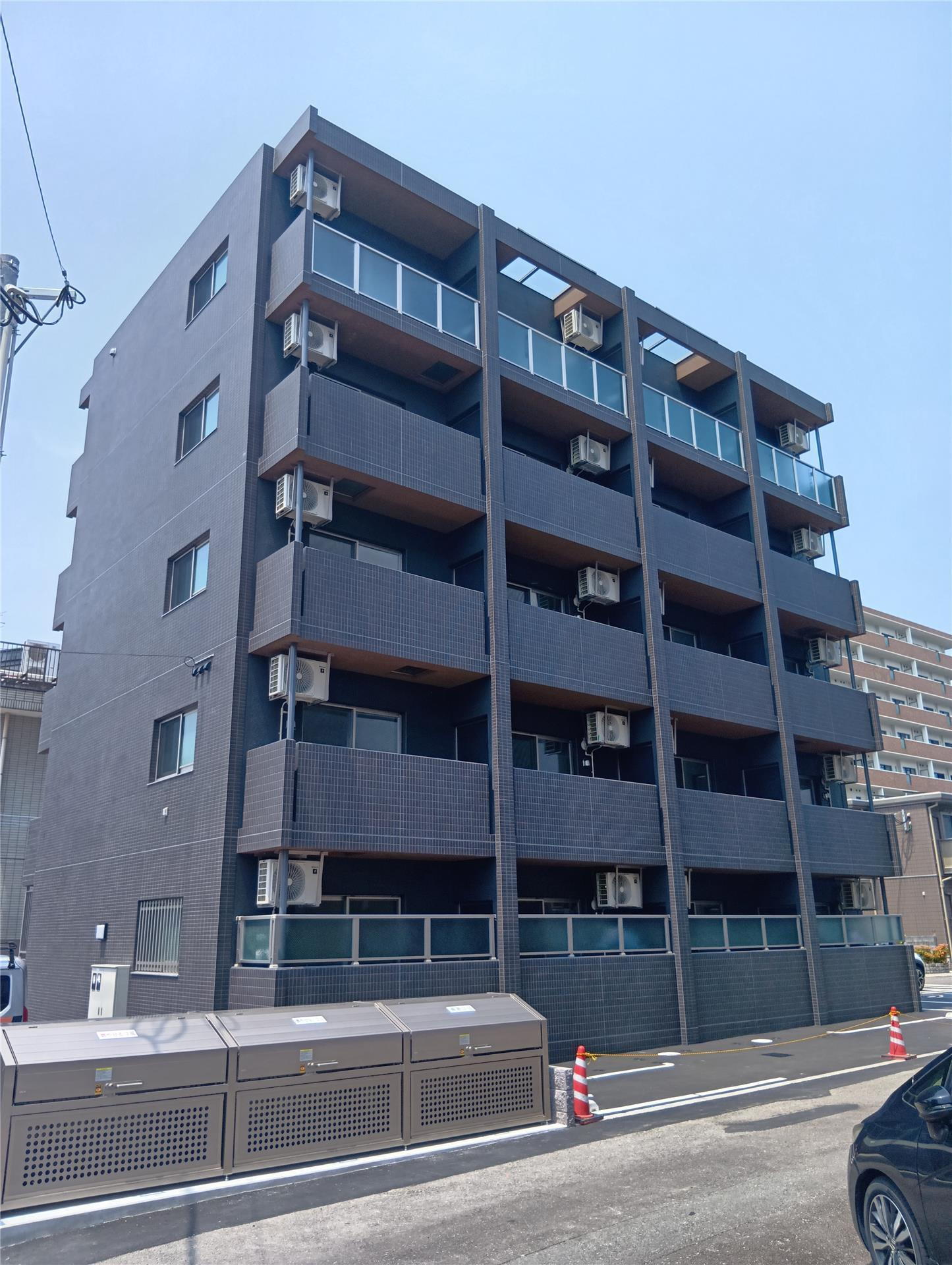 外観　1階は目隠しパネル付き