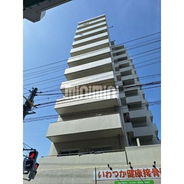シャトレ大万 １２階建てマンションです。