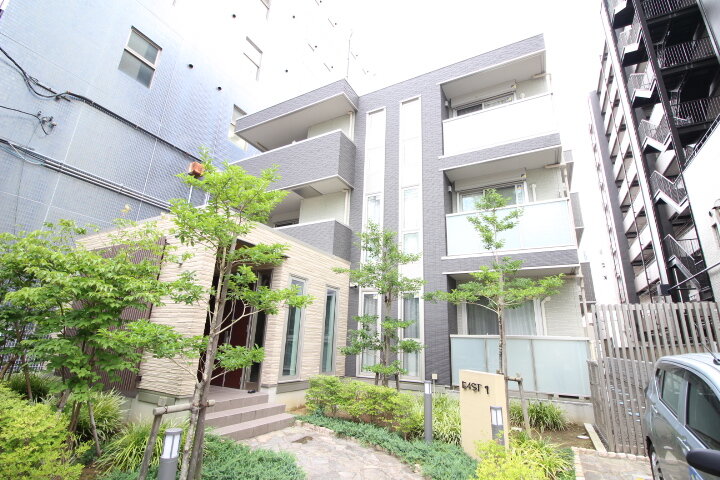 イーストナイン