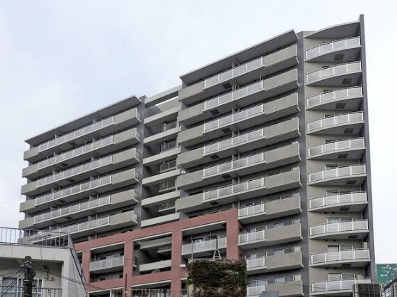 14階建てのタイル貼りの外観です♪