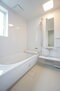 天神戸建　１号棟 ゆったりとした浴室には便利な小窓付き