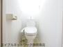 落ち着いた色調のトイレです