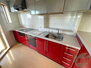 赤を基調としたキッチンは調理スペースも広く使いやすいです