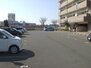 ユピキタス二の宮 国道に面した敷地内駐車場。広く使いやすく、出入口も2ヵ所あり