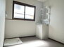 吉田平家建 独立洗面台と室内洗濯機置場有り。