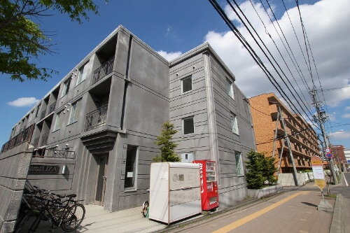 ハウスオブリザ平岸弐番館 3階建