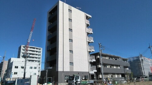 東京都足立区六町１丁目 7階建