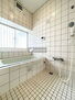 中新井２丁目貸家 大きな採光から明るい日差しが差し込む浴室！