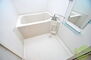 Ｓ－ＦＯＲＴ　神戸神楽町 真っ白いトイレに鏡付き♪一人で十分なくらいの広さです!!