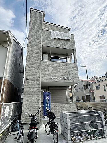 兵庫県尼崎市若王寺１丁目 3階建