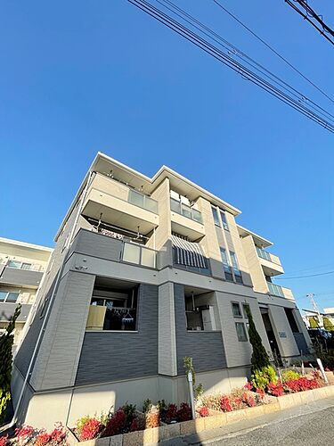 大阪府堺市西区鳳中町１０丁 築6年10ヶ月 3階建