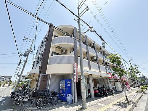 兵庫県西宮市高木東町 3階建