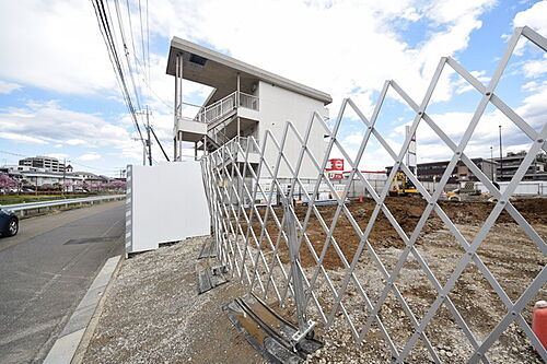 東京都八王子市松木 3階建 