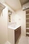 リージャン 【洗面脱衣所】 シャワー水栓で洗髪できるシャンプードレッサーです。壁面には便利な高さ調節のできる収納棚もございます。