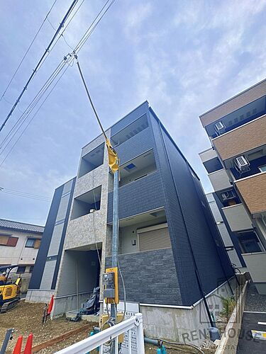 大阪府岸和田市春木旭町  3階建