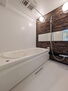 グランメゾン 【浴室】1318サイズの浴室は、洗い場がしっかり確保されているので、お子様と一緒に入浴する際に便利です。浴室乾燥機がついているので、洗濯物の乾きにくい時期にも重宝します。