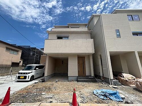 大阪府高槻市津之江町３丁目  3階建