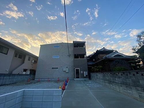 大阪府茨木市片桐町 築1年11ヶ月 3階建