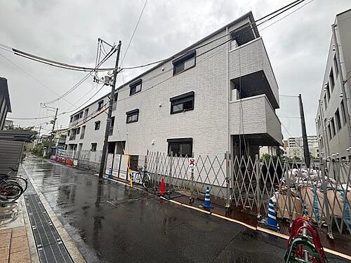 大阪府茨木市春日２丁目  3階建