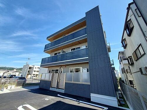 大阪府高槻市別所中の町 築3年3ヶ月 3階建