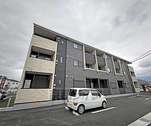 京都府亀岡市篠町広田１丁目 3階建 築1年未満