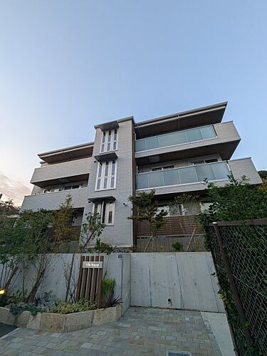 兵庫県神戸市東灘区岡本８丁目 3階建 築1年9ヶ月