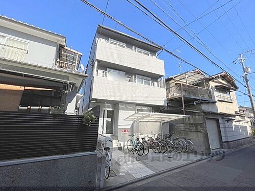 京都府京都市右京区花園春日町 築8年10ヶ月 3階建