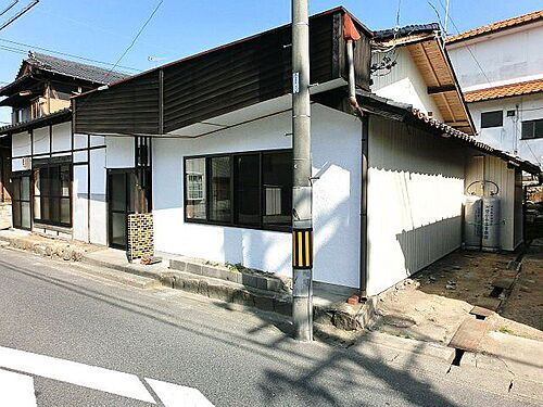 八幡町嘉美屋貸家