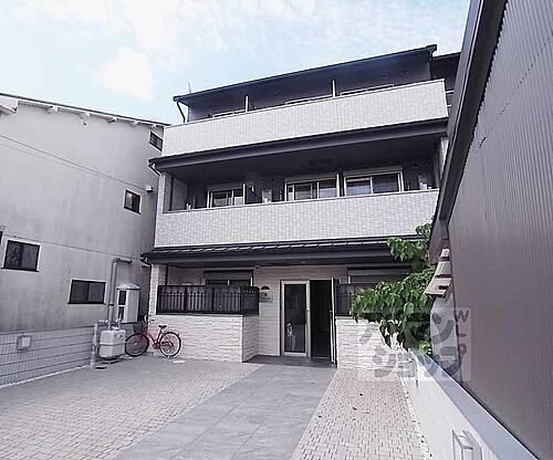 京都府京都市上京区御前通下立売下る下之町 築8年4ヶ月 3階建