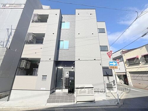 京都府京都市右京区花園伊町  3階建