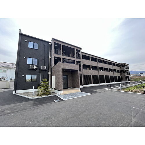 長野県千曲市大字屋代 3階建 築1年5ヶ月