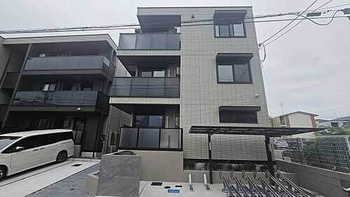 兵庫県西宮市甲子園六石町  3階建