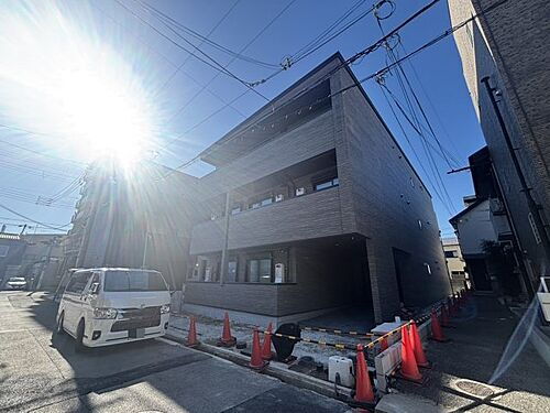 兵庫県神戸市東灘区青木５丁目  3階建