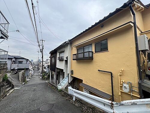 兵庫県神戸市兵庫区菊水町９丁目 2階建