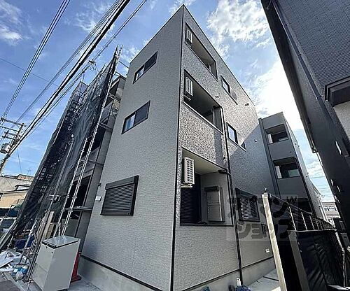 京都府京都市右京区太秦安井馬塚町  3階建