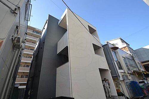 兵庫県尼崎市杭瀬本町２丁目 築8年2ヶ月 3階建