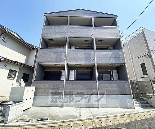 京都府京都市右京区太秦一ノ井町  3階建