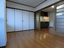 ウェイクフォレストプレイス ダイニングにつながる洋室は扉を開けると開放的なお部屋になります。