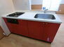 フラナテラス かっこいい雰囲気も感じる、赤色のキッチン台　同型タイプ