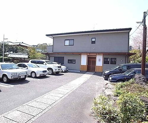 京都府京都市右京区鳴滝藤ノ木町 2階建
