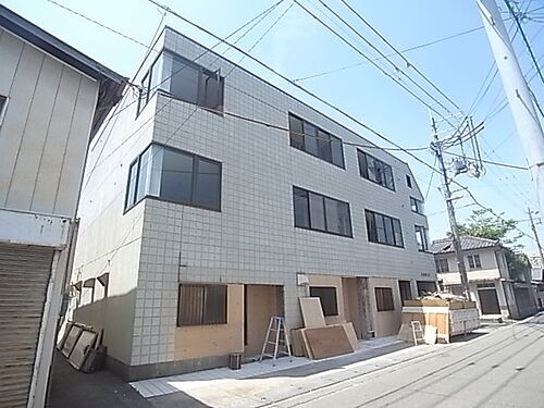 兵庫県加古川市平岡町新在家 3階建