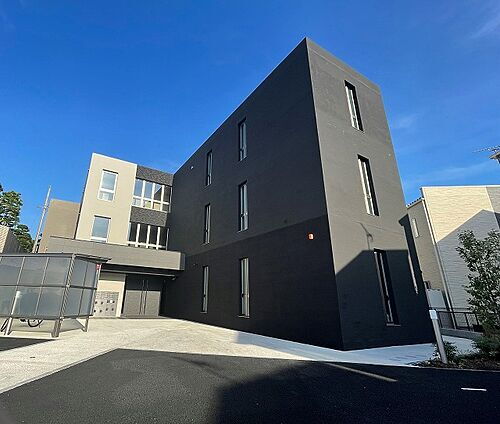兵庫県姫路市飾磨区西浜町１丁目 3階建