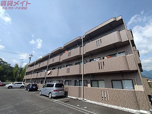 三重県三重郡菰野町大字菰野 3階建