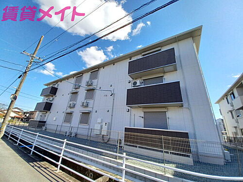 三重県松阪市大黒田町 3階建