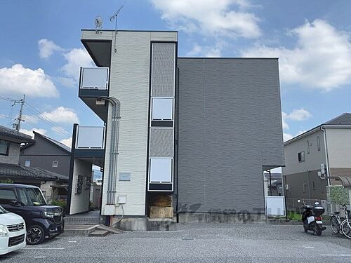 滋賀県彦根市東沼波町 築16年8ヶ月 3階建