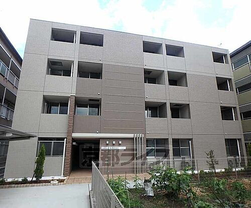 京都府京田辺市三山木中央六丁目 4階建