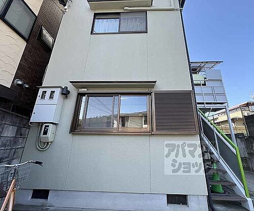 京都府京都市右京区宇多野御屋敷町 築27年5ヶ月 3階建