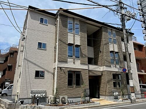 広島県広島市中区西白島町 3階建