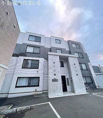 北海道札幌市南区真駒内上町１丁目 4階建