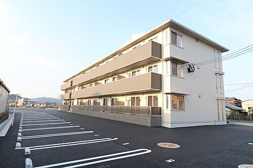 ポルトボヌール前原 3階建